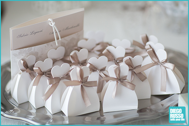 foto al matrimonio - foto dei dettagli alle nozze - foto degli scatoli per confetti 