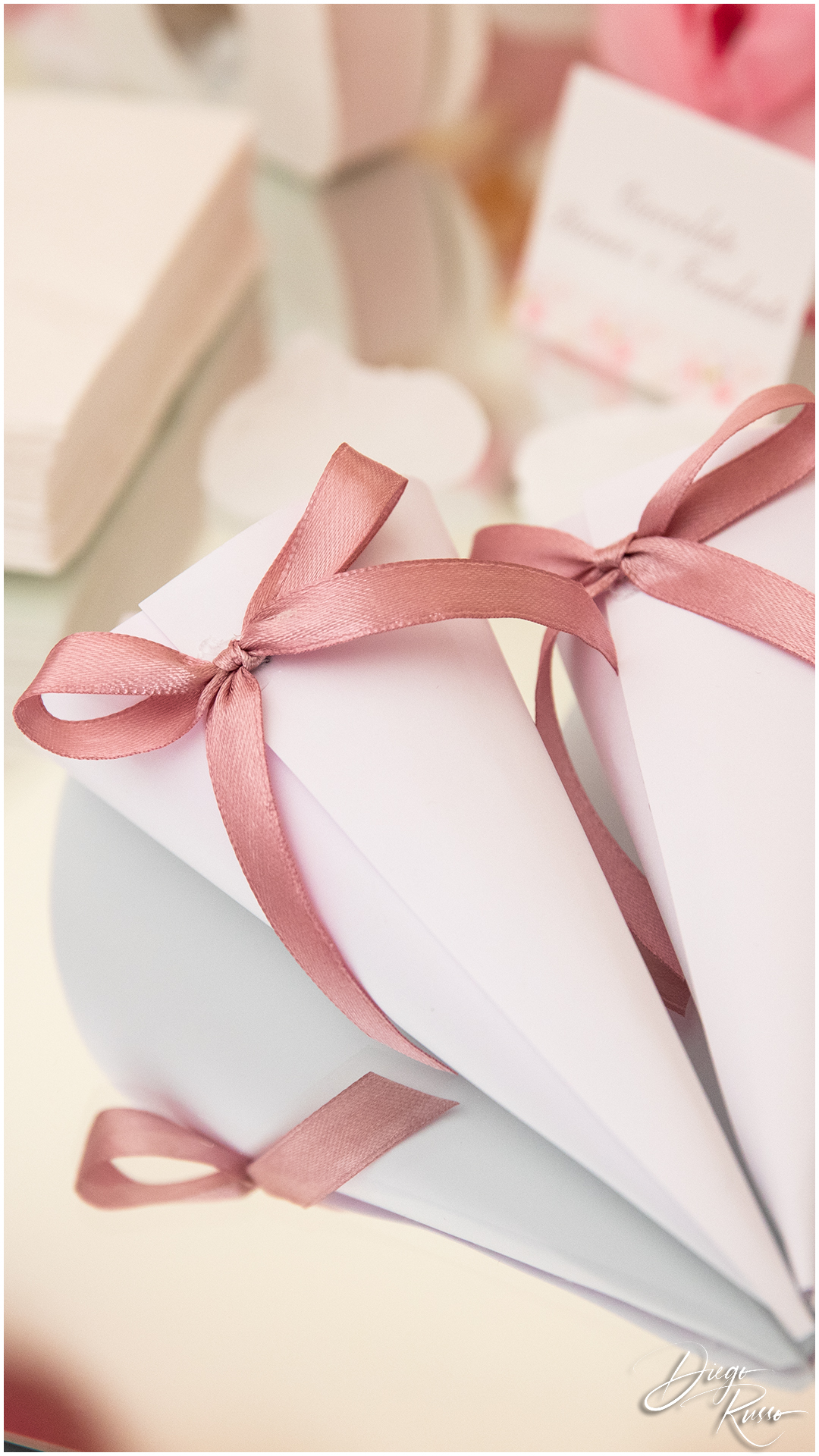Fiocco rosa per coni confetti • DIEGO RUSSO fotografo di matrimoni